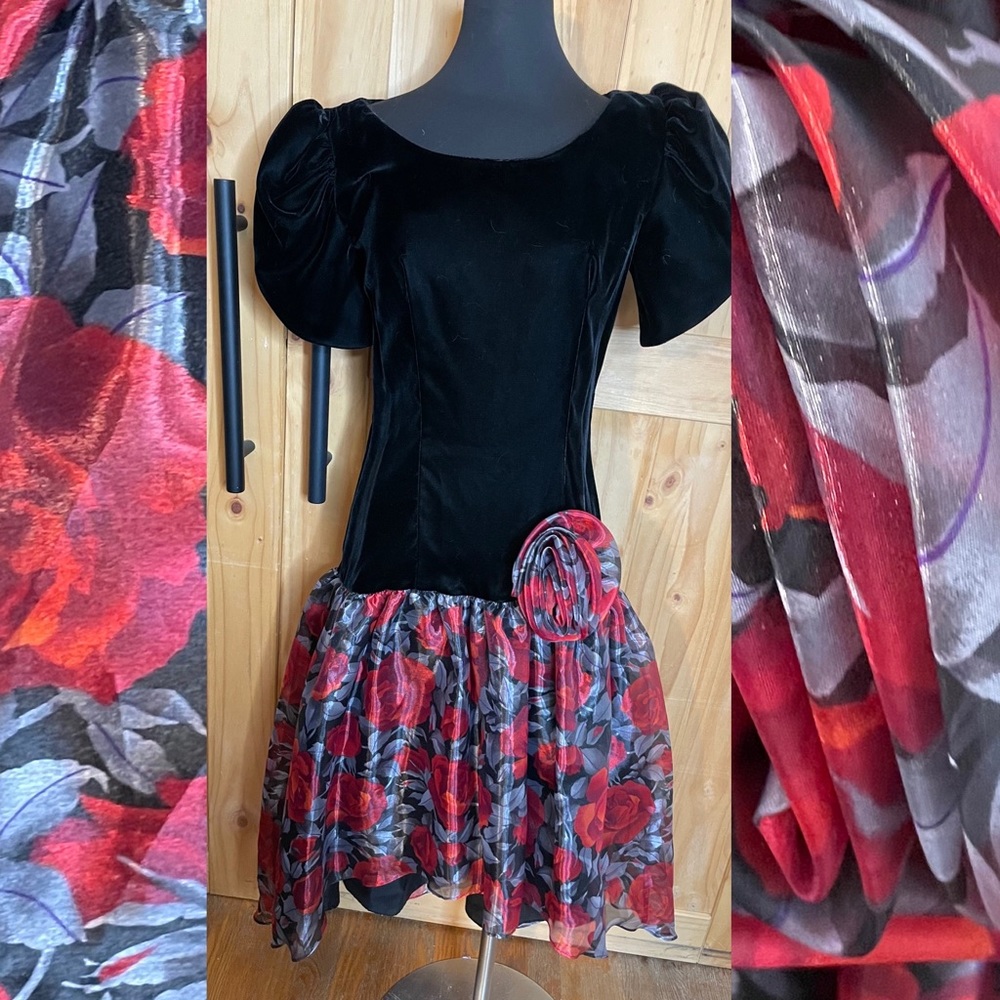 Vintage 90’s black velvet party dress w red roses floral skirt. Tulle lining .
